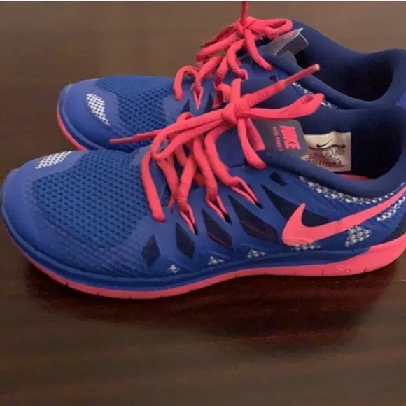 Nike Free 5.0 Girls Running Shoes - Picture 2 of 5